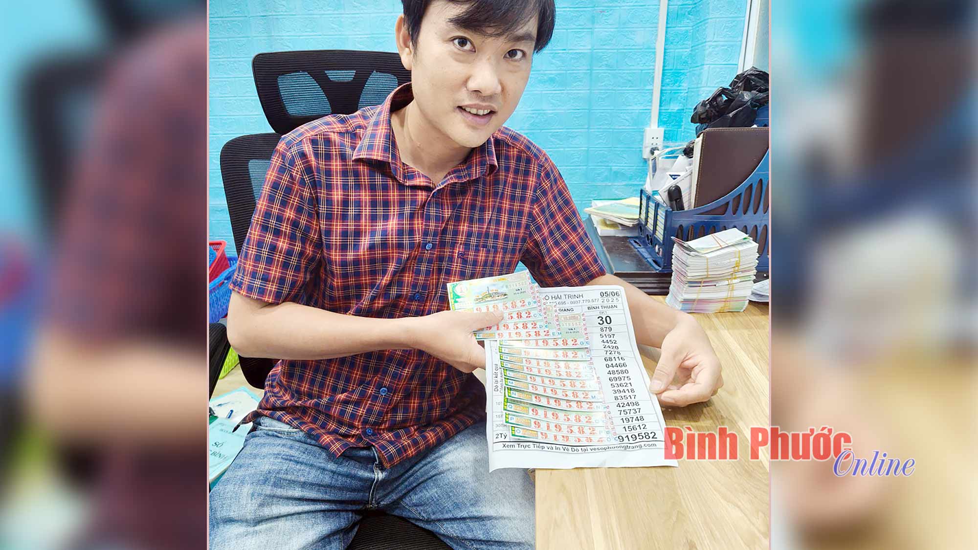 Trên đường về quê, nam thanh niên ghé Bình Phước mua vé số và trúng 14 tờ đặc biệt