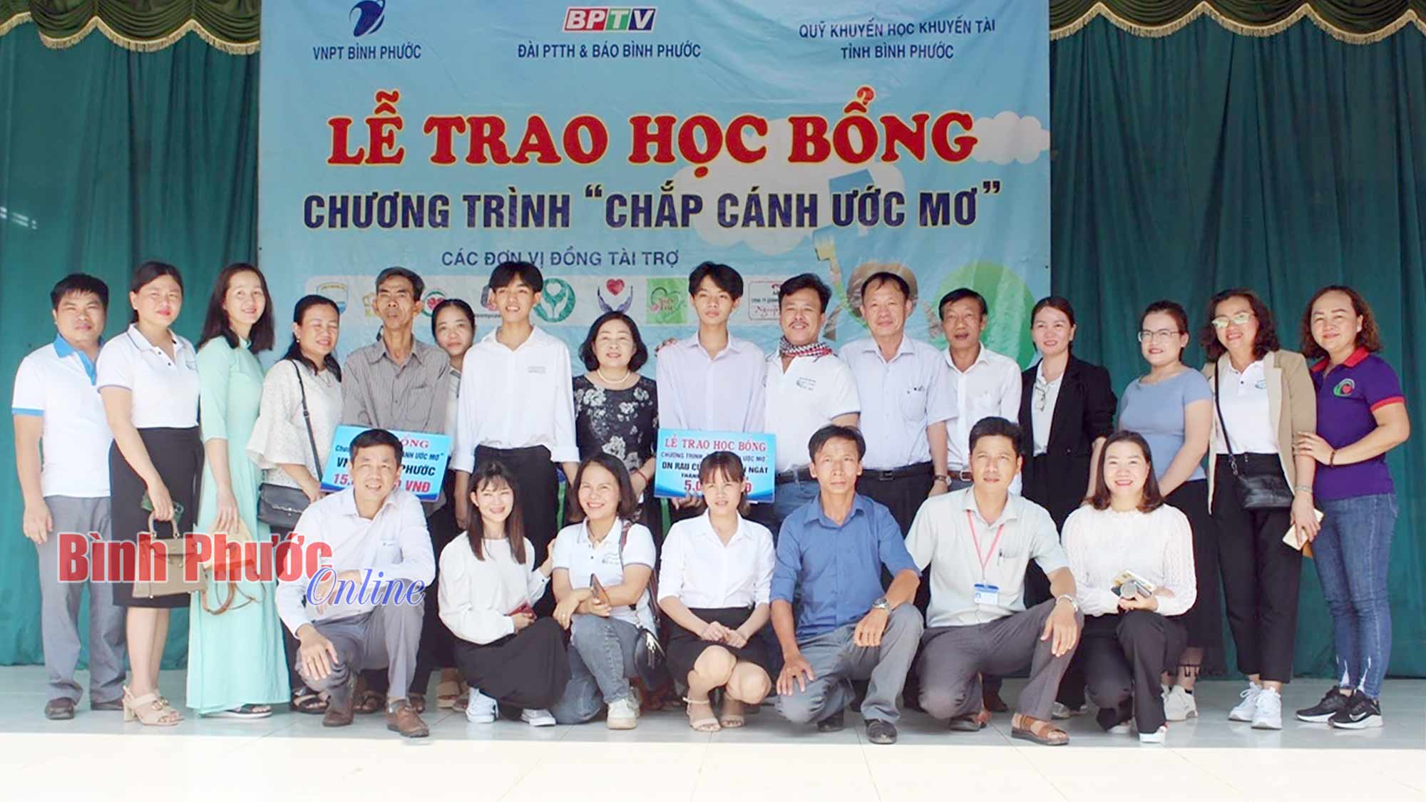 Tự hào người đi chắp cánh ước mơ