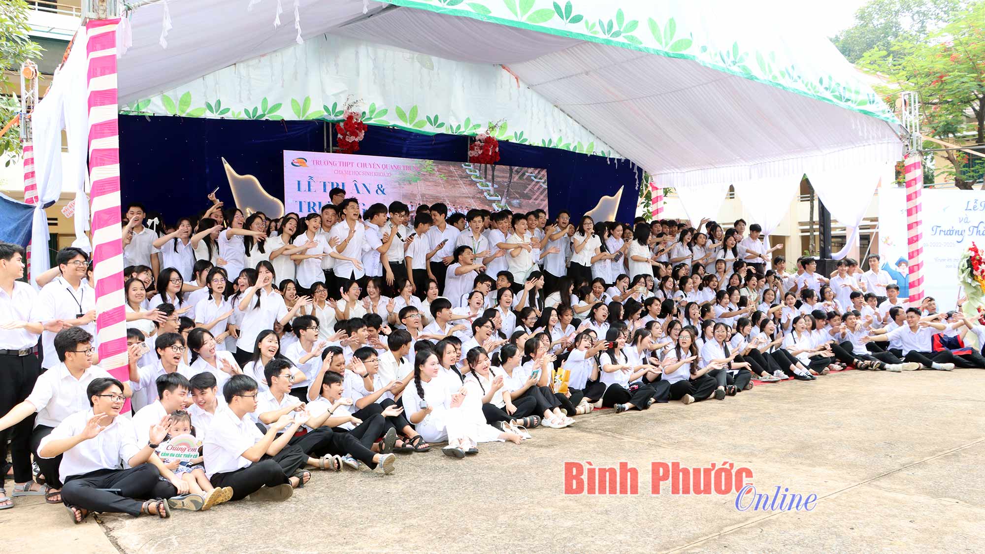 Xúc động lễ tri ân và trưởng thành