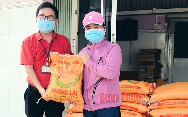 150kg gạo hỗ trợ người bán vé số có hoàn cảnh khó khăn do dịch