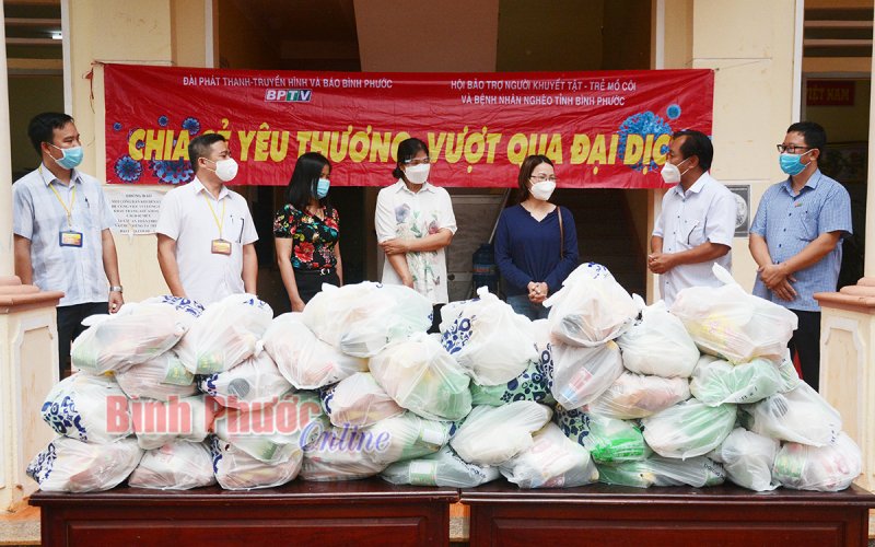 200 phần quà tặng hộ có hoàn cảnh khó khăn ở xã Thống Nhất