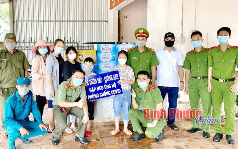 3 học sinh ủng hộ quà trị giá 21 triệu đồng cho chốt kiểm soát dịch bệnh 