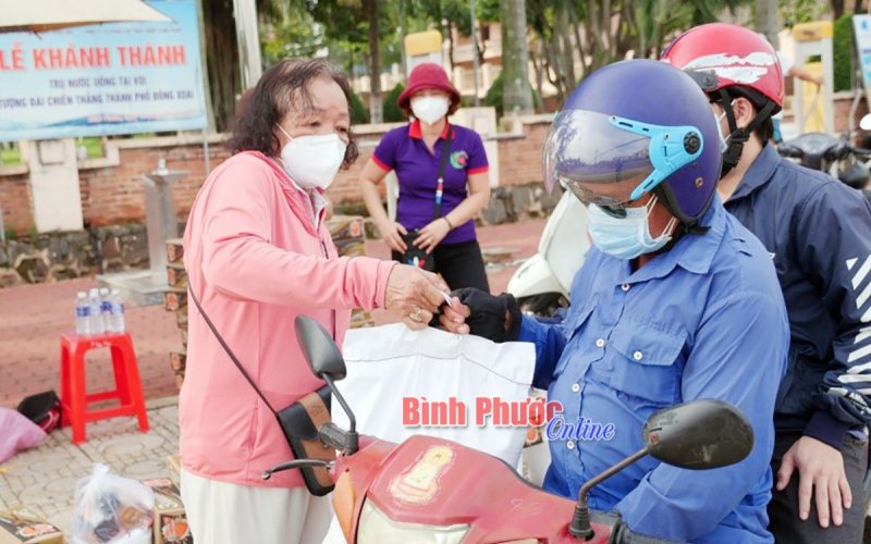  50 phần quà tặng người khuyết tật, bán vé số có hoàn cảnh khó khăn