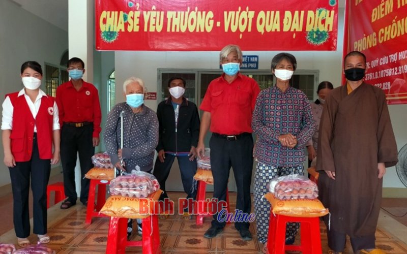 70 phần quà tặng hộ khó khăn bởi dịch Covid-19