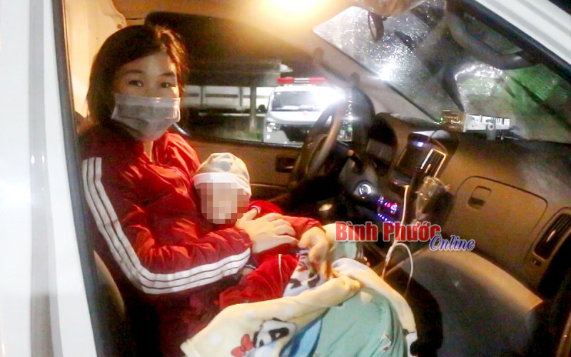 Ấm lòng chuyến xe trong đêm mưa