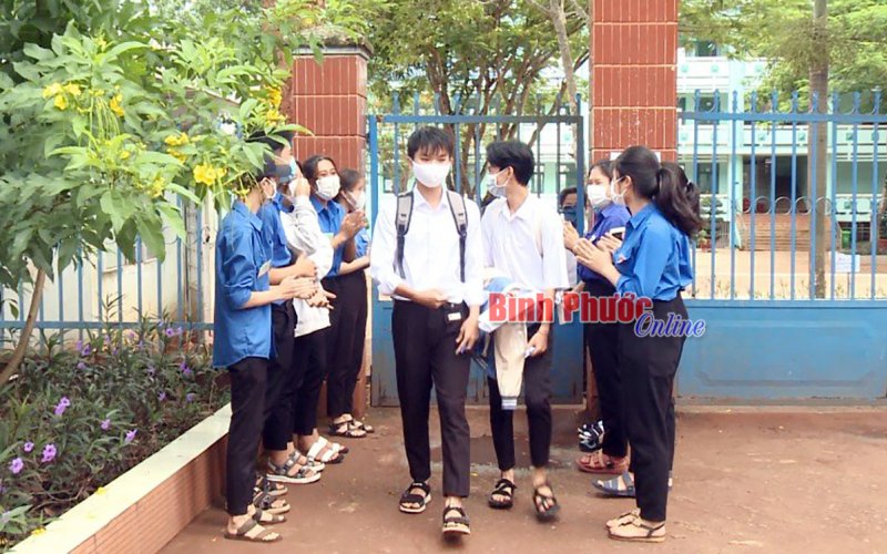 Áo xanh tình nguyện đồng hành với thí sinh trong mùa thi 2021