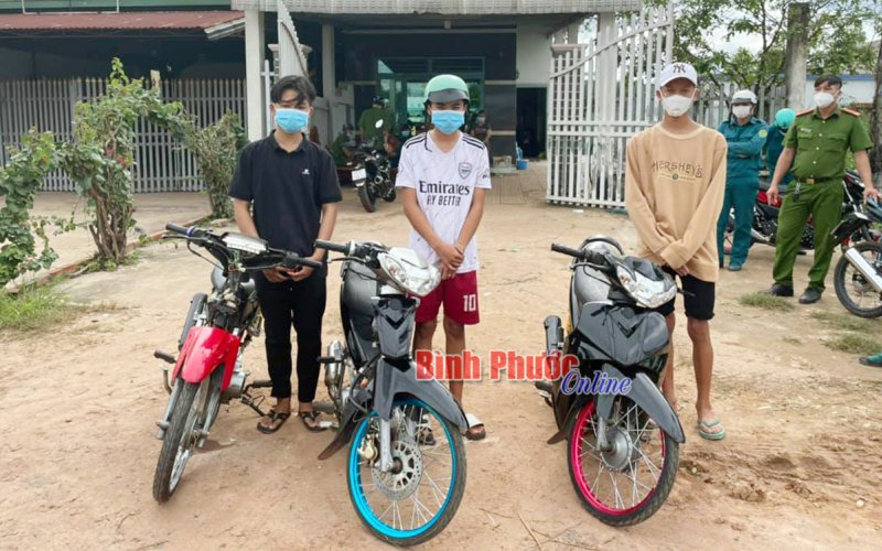 Bắt 3 đối tượng tụ tập đua xe giữa mùa dịch