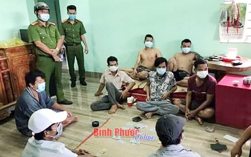 Bắt quả tang 7 đối tượng tụ tập đánh bài ăn tiền trong thời gian giãn cách xã hội