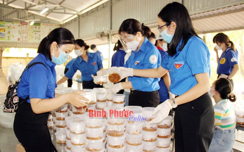 Bếp cơm “Cùng em đi thi”