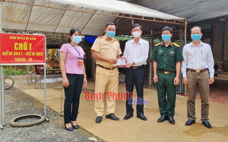 Bí thư Huyện ủy Bù Đăng Vũ Lương thăm các chốt, khu cách ly 