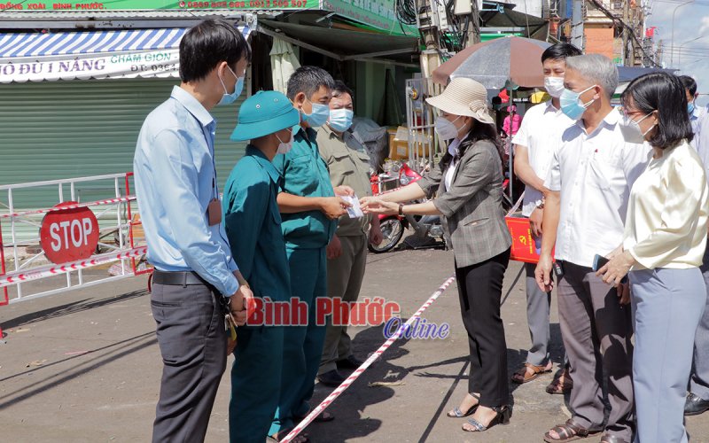 Bí thư Thành ủy Đồng Xoài kiểm tra các khu vực phong tỏa tạm thời và điểm cách ly y tế tại nhà