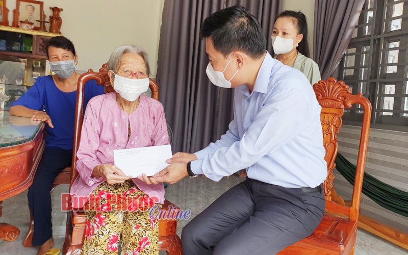 Bí thư Tỉnh ủy Nguyễn Mạnh Cường thăm, tặng quà gia đình chính sách tại huyện Lộc Ninh