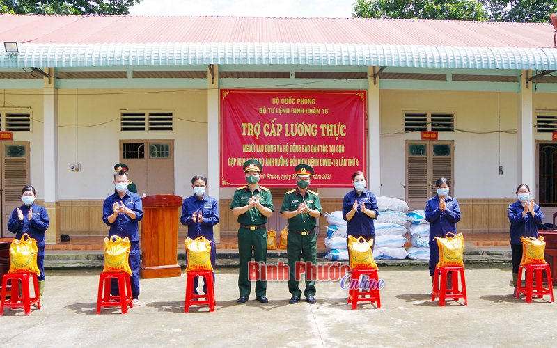 Binh đoàn 16 tặng gần 20 tấn gạo các hộ bị ảnh hưởng dịch Covid-19