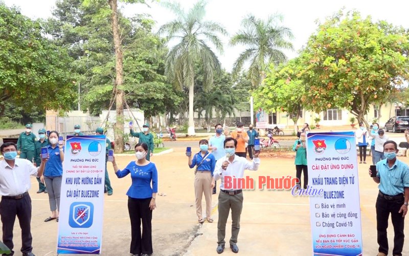 Bình Long đồng loạt ra quân hướng dẫn người dân cài đặt ứng dụng Bluzone