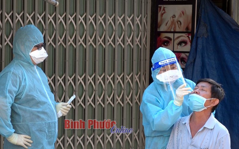 Bình Long lấy mẫu xét nghiệm lần hai cho tiểu thương các chợ 