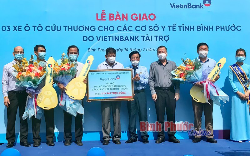 Bình Phước tiếp nhận 3 xe cứu thương do VietinBank tài trợ 