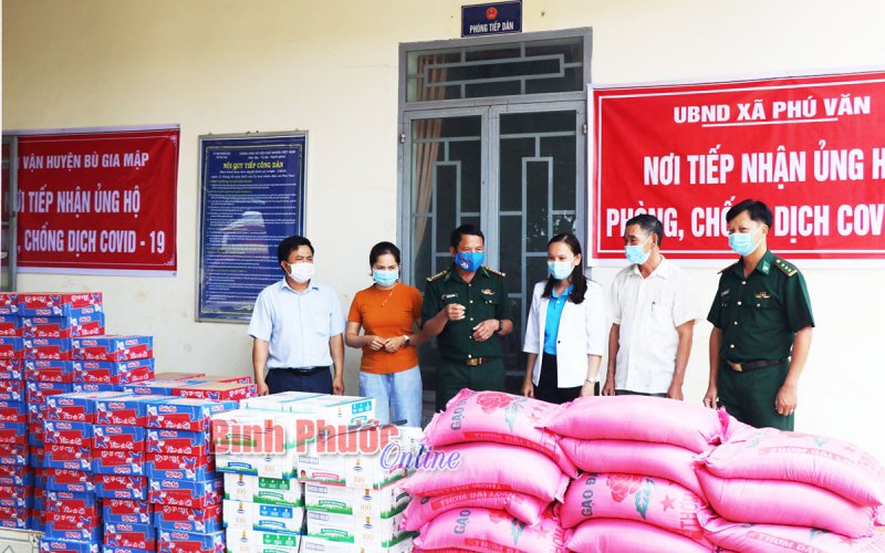 Bộ chỉ huy Bộ đội biên phòng tỉnh chuyển quà tặng đến người dân trong khu vực phong tỏa tạm thời
