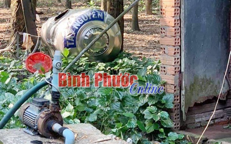 Bồn nước đổ sập, 3 anh em ruột thương vong