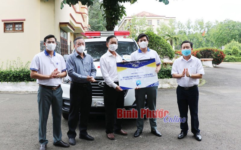 Bù Đốp có thêm xe cứu thương do doanh nghiệp tặng 