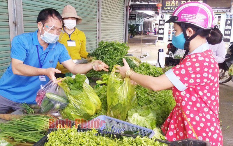 Bù Đốp khai trương 9 gian hàng bình ổn giá