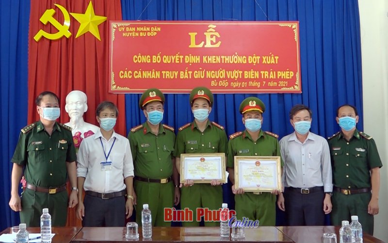 Bù Đốp khen thưởng đột xuất các cá nhân bắt giữ 5 đối tượng vượt biên trái phép