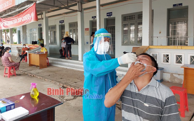 Bù Đốp lấy mẫu xét nghiệm cho 36 tiểu thương làm nghề buôn bán cá 