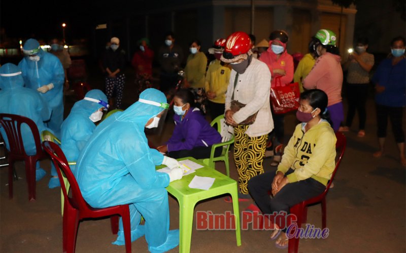 Bù Đốp xuyên đêm lấy trên 150 mẫu xét nghiệm