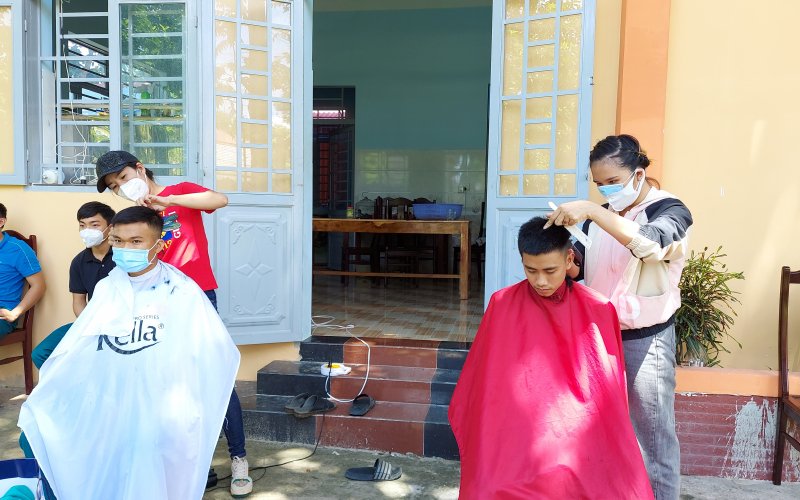 “Cây kéo nghĩa tình” đồng hành với lực lượng tuyến đầu chống dịch