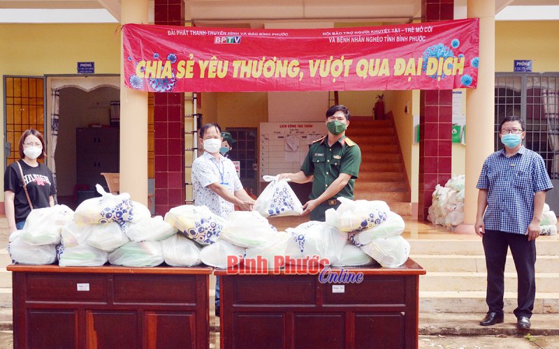 “Chia sẻ yêu thương, vượt qua đại dịch” đến với 2 xã vùng biên huyện Bù Đốp                             