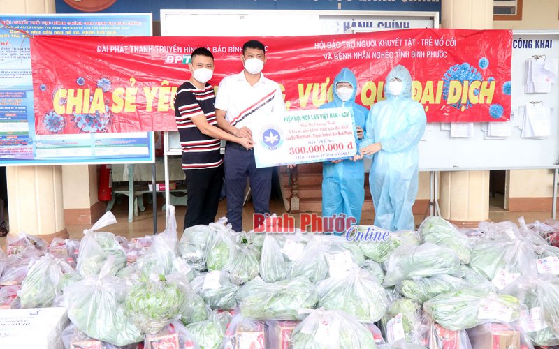 “Chia sẻ yêu thương, vượt qua đại dịch” đến xã Minh Thành và Tân Hưng