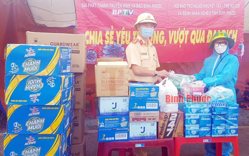 “Chia sẻ yêu thương - vượt qua đại dịch” tặng quà chốt phòng dịch tại Chơn Thành, Đồng Phú