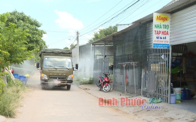 Chơn Thành đồng loạt phun khử khuẩn tại các khu công nghiệp và nhà trọ