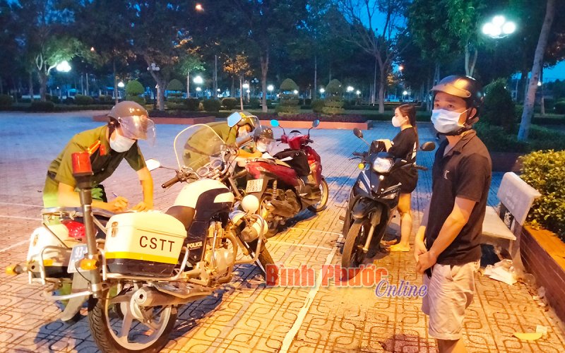 Chơn Thành: Lập biên bản đôi nam nữ “tâm sự” ở công viên khi đang giãn cách xã hội
