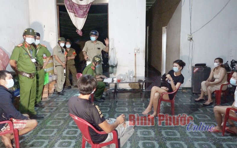 Chơn Thành phát hiện 1 quán cà phê chòi mở cửa tụ tập 