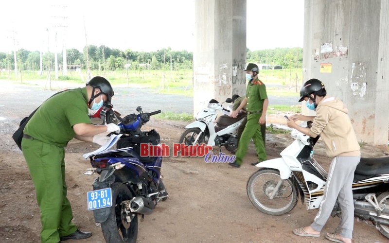 Chơn Thành: Phát hiện 4 trường hợp đi vào lối tắt tìm cách “né” chốt kiểm dịch Covid-19