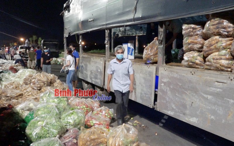 Chơn Thành tiếp nhận 15 tấn rau, củ, quả từ huyện Đức Trọng, tỉnh Lâm Đồng 