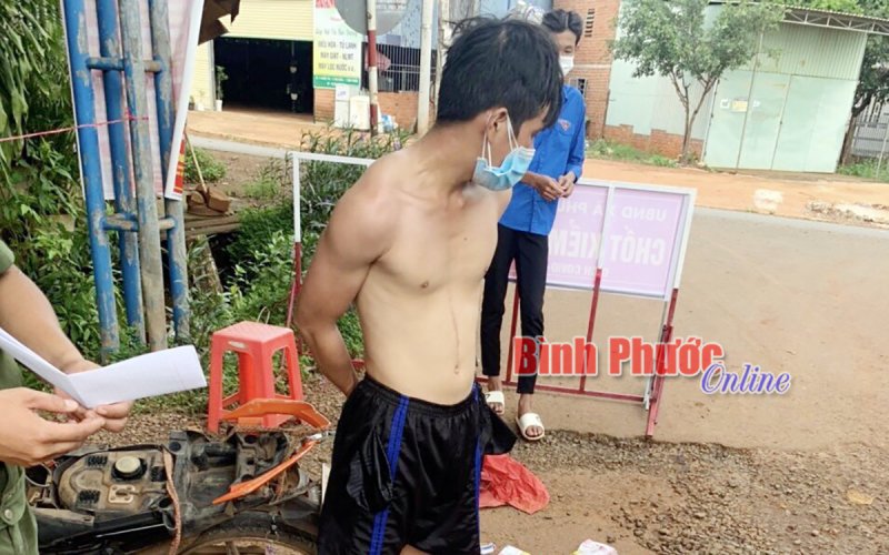 Chốt kiểm soát dịch Covid-19 bắt đối tượng tàng trữ trái phép chất ma túy