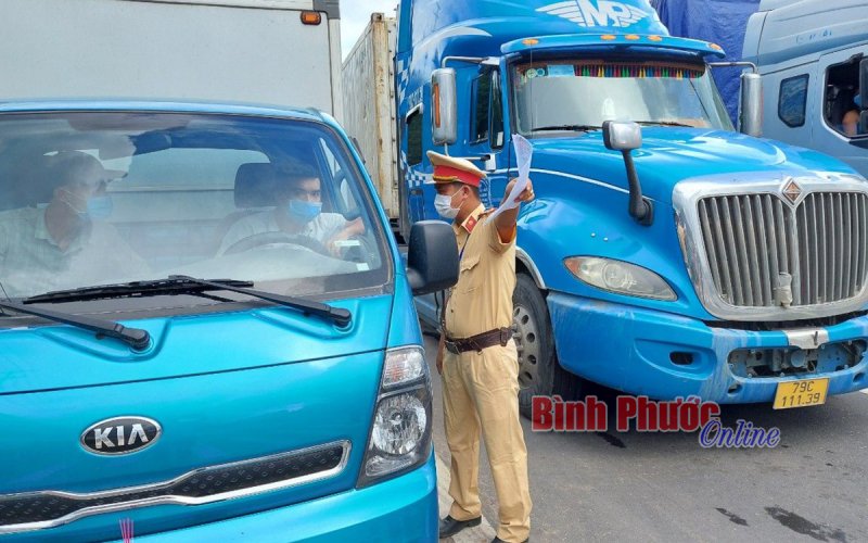 Chốt kiểm soát dịch Covid-19 trên Quốc lộ 13 quá tải