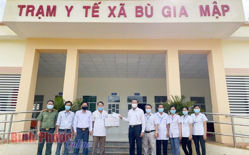 Chủ tịch UBND huyện Bù Gia Mập thăm tặng quà các chốt kiểm dịch
