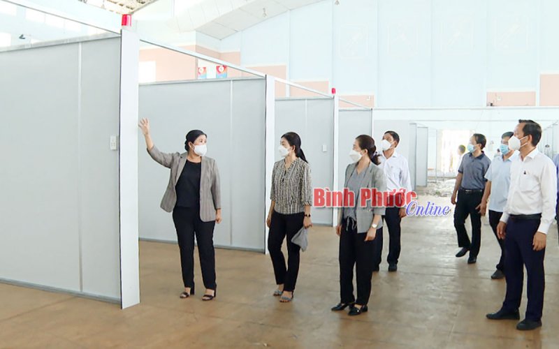 Chủ tịch UBND tỉnh khảo sát khu vực điều trị Covid-19 tại Đồng Xoài