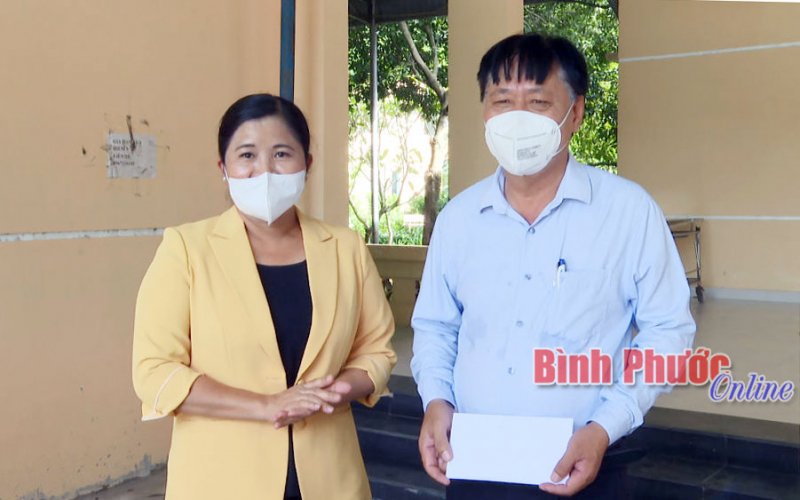 Chủ tịch UBND tỉnh kiểm tra Bệnh viện d&atilde; chiến Covid-19 huyện Đồng Ph&uacute;