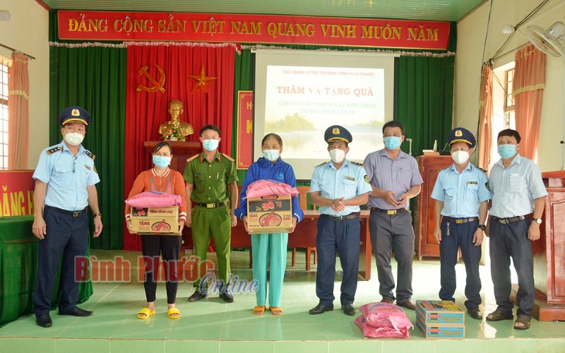 Cục Quản lý thị trường Bình Phước tặng 100 phần quà cho xã Đăng Hà