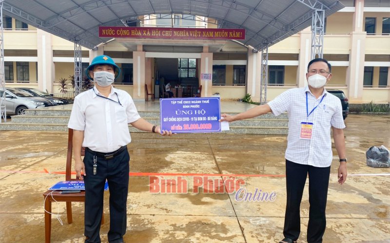 Cục Thuế tỉnh ủng hộ 8 tấn gạo, 10 ngàn khẩu trang y tế tặng lao động nghèo