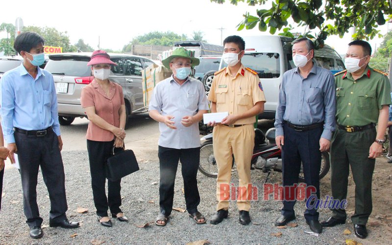 Đảm bảo giãn cách tại các chốt kiểm soát giao thông và phòng, chống dịch Covid-19