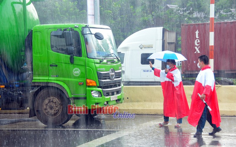 Dầm mưa chống dịch