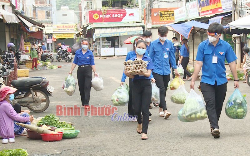 Đi chợ giúp người dân - việc làm nhỏ, ý nghĩa lớn