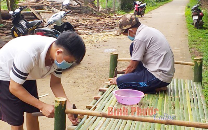 Đồng bào dân tộc thiểu số làm giường tặng khu cách ly