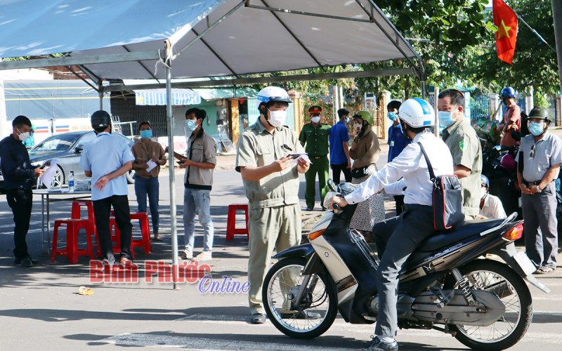 Đồng Xoài cương quyết xử lý các trường hợp lợi dụng phiếu đi chợ để ra ngoài không thật sự cần thiết