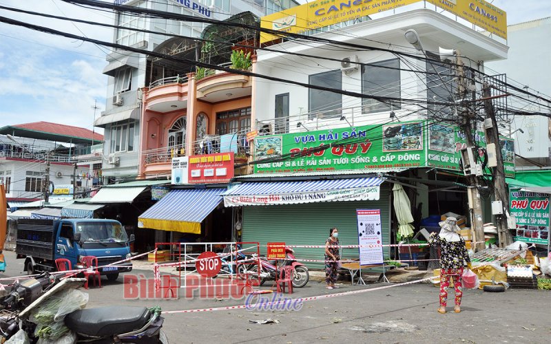 Đồng Xoài điều chỉnh điểm tập kết hàng hóa, siết chặt công tác phòng dịch