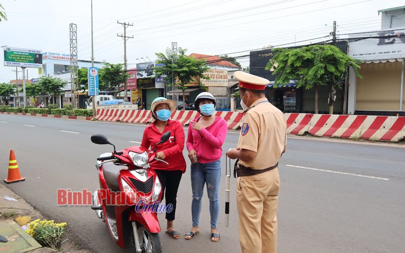 Đồng Xoài: Kiên quyết xử phạt các trường hợp ra đường không có lý do chính đáng